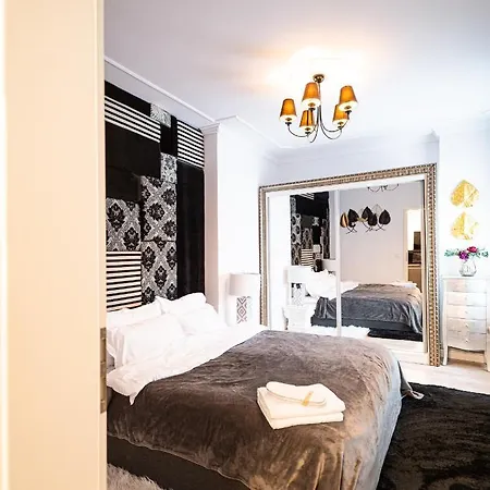 The Artist - Ultracentral Designer Apartment